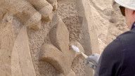 FEATURE - 17 Meter hoch: Die weltgrösste Sandburg in Binz auf Rügen