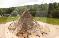 FEATURE - 17 Meter hoch: Die weltgrösste Sandburg in Binz auf Rügen
