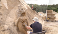 FEATURE - 17 Meter hoch: Die weltgrösste Sandburg in Binz auf Rügen