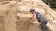 FEATURE - 17 Meter hoch: Die weltgrösste Sandburg in Binz auf Rügen