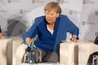NEWS - Jetzt immer ein Glas Wasser griffbereit: Bundeskanzlerin Angela Merkel beim Frauennetzwerktreffen in Dresden 