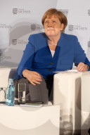 NEWS - Jetzt immer ein Glas Wasser griffbereit: Bundeskanzlerin Angela Merkel beim Frauennetzwerktreffen in Dresden 