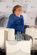 NEWS - Jetzt immer ein Glas Wasser griffbereit: Bundeskanzlerin Angela Merkel beim Frauennetzwerktreffen in Dresden 