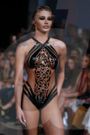 PEOPLE - Models auf dem Catwalk fÃ¼r "Black Tape Project" an der Miami Swim Week