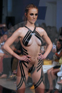 PEOPLE - Models auf dem Catwalk für "Black Tape Project" an der Miami Swim Week