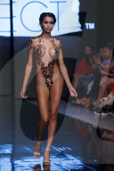 PEOPLE - Models auf dem Catwalk für "Black Tape Project" an der Miami Swim Week