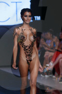 PEOPLE - Models auf dem Catwalk für "Black Tape Project" an der Miami Swim Week