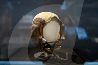 FEATURE - Einmal zum Mond und wieder zurück: Exponate der Ausstellung 'Der Mond' in London