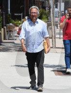 EXKLUSIV - Dustin Hoffman bringt ein Paket zur Post