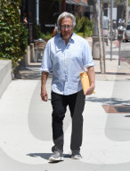 EXKLUSIV - Dustin Hoffman bringt ein Paket zur Post