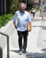 EXKLUSIV - Dustin Hoffman bringt ein Paket zur Post