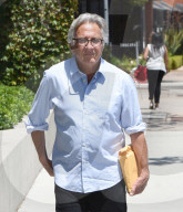 EXKLUSIV - Dustin Hoffman bringt ein Paket zur Post