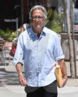 EXKLUSIV - Dustin Hoffman bringt ein Paket zur Post