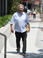 EXKLUSIV - Dustin Hoffman bringt ein Paket zur Post