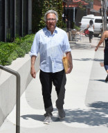 EXKLUSIV - Dustin Hoffman bringt ein Paket zur Post