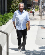 EXKLUSIV - Dustin Hoffman bringt ein Paket zur Post