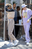 EXKLUSIV - Justin Bieber kneift seiner Hailey in den Po