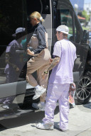 EXKLUSIV - Justin Bieber kneift seiner Hailey in den Po
