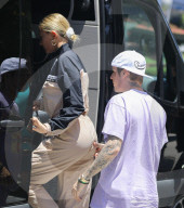 EXKLUSIV - Justin Bieber kneift seiner Hailey in den Po