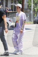 EXKLUSIV - Justin Bieber kneift seiner Hailey in den Po