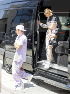 EXKLUSIV - Justin Bieber kneift seiner Hailey in den Po
