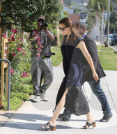 PREMIUM EXCLUSIVE Jennifer Garner Goes To Church Without The Kids, Without Ben