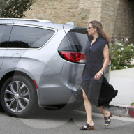PREMIUM EXCLUSIVE Jennifer Garner Goes To Church Without The Kids, Without Ben