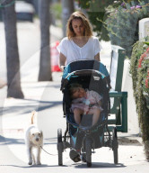 EXKLUSIV - Natalie Portman mit Kind und Kegel in Hollywood unterwegs