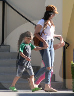 EXKLUSIV - Megan Fox mit den Kids in Calabasas unterwegs
