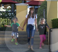 EXKLUSIV - Megan Fox mit den Kids in Calabasas unterwegs