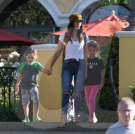 EXKLUSIV - Megan Fox mit den Kids in Calabasas unterwegs