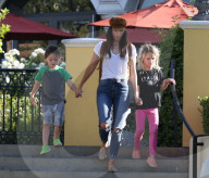 EXKLUSIV - Megan Fox mit den Kids in Calabasas unterwegs