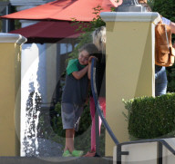 EXKLUSIV - Megan Fox mit den Kids in Calabasas unterwegs