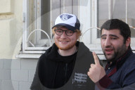 EXKLUSIV - Ed Sheeran erkundet Moskau zu Fuss