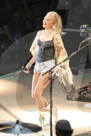 PEOPLE - Gwen Stefani steht mit Freund Blake Shelton auf der BŸhne