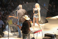 PEOPLE - Gwen Stefani steht mit Freund Blake Shelton auf der BŸhne