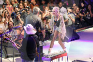 PEOPLE - Gwen Stefani steht mit Freund Blake Shelton auf der BŸhne