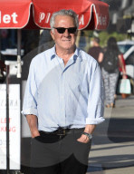 PEOPLE - Dustin Hoffman spaziert mit der Familie durch Brentwood