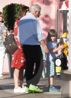 PEOPLE - Dustin Hoffman spaziert mit der Familie durch Brentwood