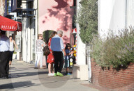 PEOPLE - Dustin Hoffman spaziert mit der Familie durch Brentwood
