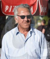 PEOPLE - Dustin Hoffman spaziert mit der Familie durch Brentwood