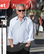 PEOPLE - Dustin Hoffman spaziert mit der Familie durch Brentwood