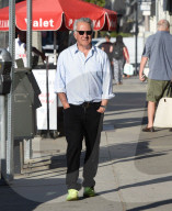 PEOPLE - Dustin Hoffman spaziert mit der Familie durch Brentwood