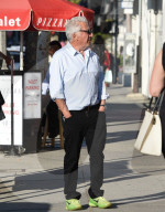 PEOPLE - Dustin Hoffman spaziert mit der Familie durch Brentwood
