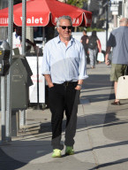 PEOPLE - Dustin Hoffman spaziert mit der Familie durch Brentwood