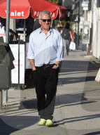 PEOPLE - Dustin Hoffman spaziert mit der Familie durch Brentwood