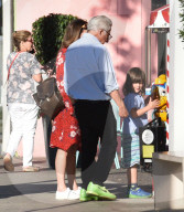 PEOPLE - Dustin Hoffman spaziert mit der Familie durch Brentwood