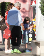 PEOPLE - Dustin Hoffman spaziert mit der Familie durch Brentwood