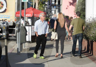 PEOPLE - Dustin Hoffman spaziert mit der Familie durch Brentwood