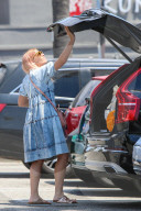 PEOPLE - Busy Philipps scheibt den vollen Einkaufswagen zum Auto